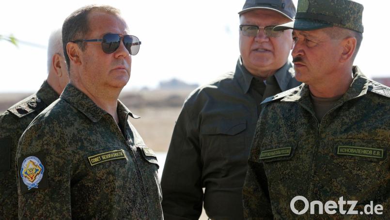 Ex-Kremlchef Medwedew bei einem Militärbesuch. (Archivbild) Bild: Ekaterina Shtukina/Pool Sputnik Kremlin/AP/dpa