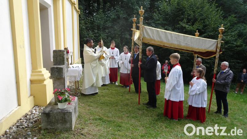 Die eucharistische Prozession führte zur Lorettokapelle, wo der Segen gespendet wurde. Bild: hm
