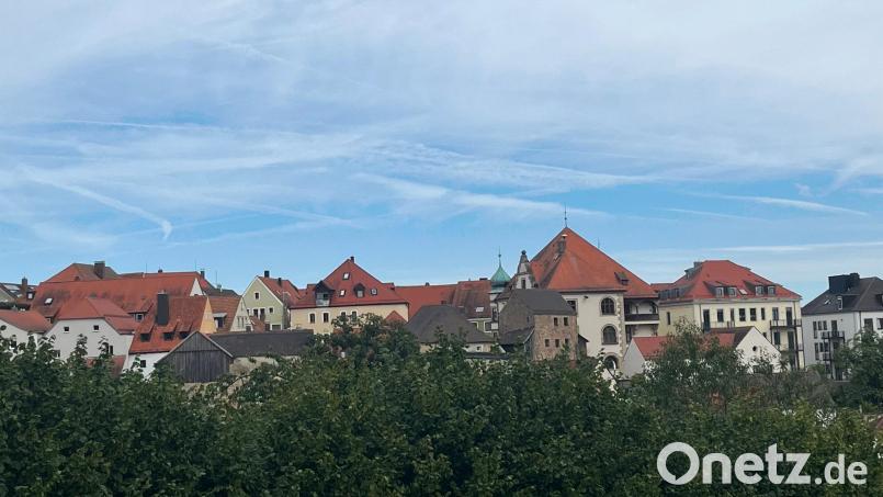 Die Dachlandschaft der Nabburger Altstadt soll weiterhin nicht durch Photovoltaik beeinträchtigt werden. Der Bauausschuss lehnt zwei Anfragen ab. Bild: ihl