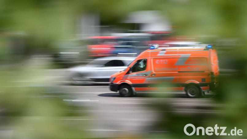 Rettungskräfte brachten den schwer verletzten Fahrer des Traktors in ein Krankenhaus. (Symbolbild) Bild: Sebastian Gollnow/dpa