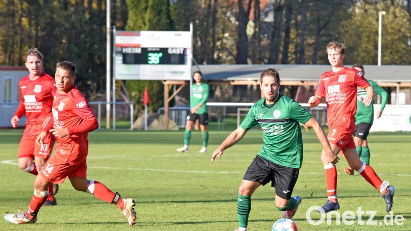 Matthias Männl (grünes Trikot), der Spielertrainer des SV Mitterteich II, durfte sich mit seiner Mannschaft über einen Last-Minute-Sieg im Kellerduell beim SV Pechbrunn freuen. Archivbild: Gebert