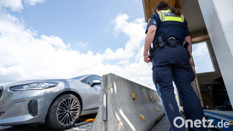 Seit dem 8. Mai weist die Bundespolizei an Bayerns Grenzen Asylsuchende in Einzelfällen zurück. (Archivbild) Bild: Pia Bayer/dpa