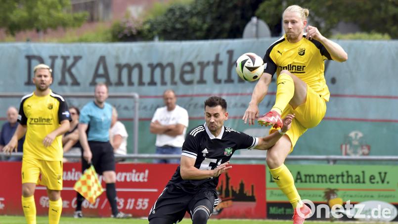 Jakob Zitzelsberger (rechts) von der DJK Vilzing hat sich im Training einen Kreuzbandriss zugezogen und fällt die restliche Regionalliga-Saison aus. Archivbild: Hubert Ziegler