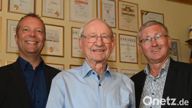 Bürgermeister Franz Badura (rechts) und Pfarrer Thomas Helm (links) gratulierten Franz Pesold zum 90. Geburtstag. Im Hintergrund die mit unzähligen Urkunden &quot;tapezierte&quot; Wand, denn 48 Mal hat Franz Pesold das Deutsche Sportabzeichen geschafft, das letzte Mal noch vor zwei Jahren. Bild: gf