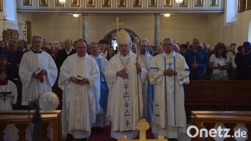 In der vollbesetzten Mausbergkirche feierte Bischof Rudolf (Mitte) mit Diakon Dieter Gerstacker, Pfarrer Martin Schöpf, Pfarrvikar Christian Preitschaft und Ortspfarrer Michael Birner (von rechts) das Fest Mariä Geburt. Bild: swo