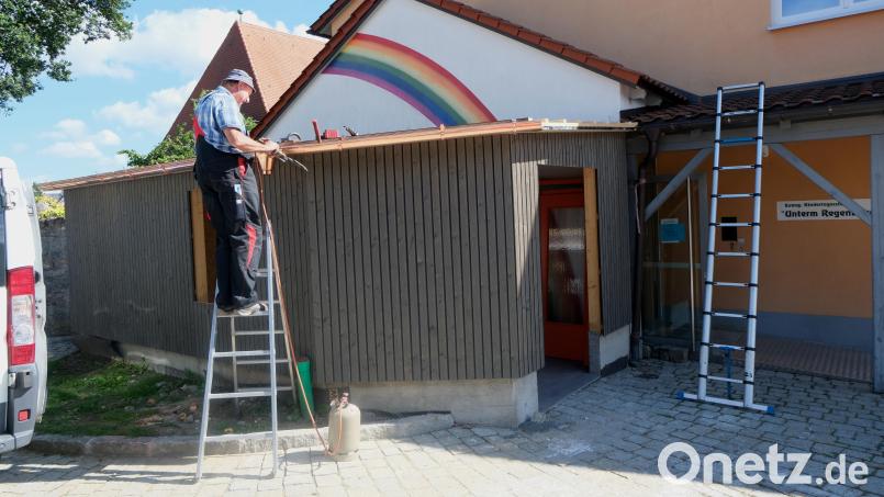 Im neuen Nebengebäude am Kindergarten „Unterm Regenbogen“, direkt am Haupteingang, werden derzeit die letzten Arbeiten erledigt. Bild: Fred Lehner
