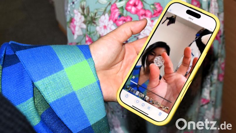 Auf ihrem Handy zeigt die Designerin stolz einen der Perlmuttknöpfe aus Bärnau. Sie freut sich sehr, dass diese Knöpfe an Qualität und natürlichem Material perfekt zu ihrem nachhaltigen Modedesign-Konzept passen. Bild: ubb