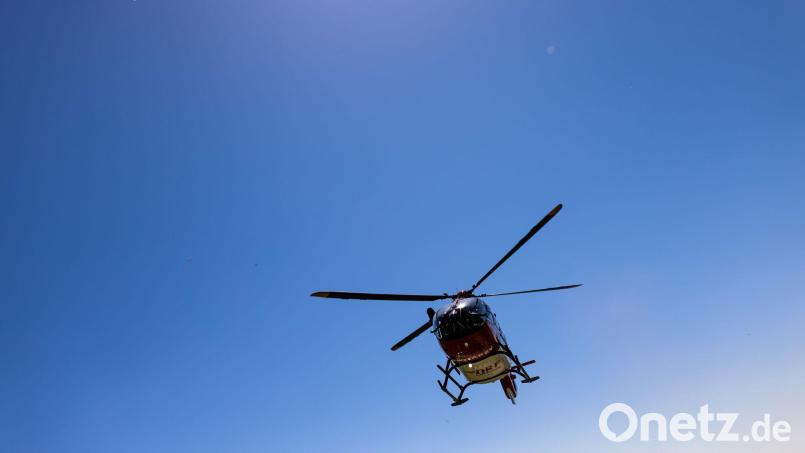 Die Sozia kam schwer verletzt mit einem Rettungshubschrauber ins Krankenhaus. (Symbolbild) Bild: Philipp von Ditfurth/dpa