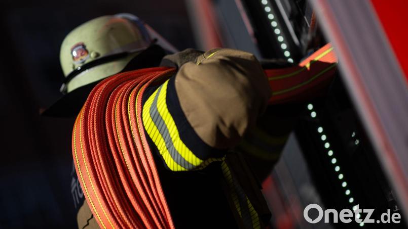 Feuerwehrleute löschen einen Brand mehrerer Reihenhäuser. (Symbolbild) Bild: Marijan Murat/dpa