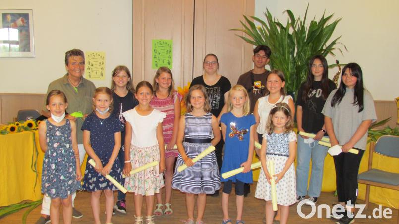 17 Musikschüler zeigten mit Blockflöte, Gitarre und Altsaxophon, was sie im zu Ende gehenden Schuljahr bei Lehrerin Ulli Dziwinski (hinten, links) gelernt haben. Bild: is