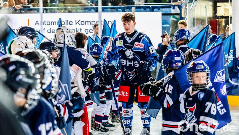Tom Schwarz (Mitte) von den Blue Devils Weiden stand am Sonntag für seinen Ex-Verein Onesto Tigers Bayreuth auf dem Eis. Bild: Tobias Neubert