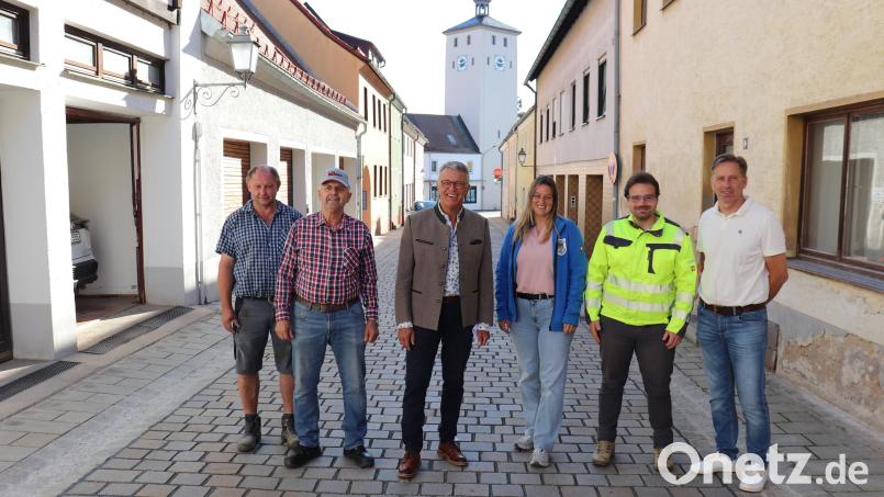Bürgermeister Franz Stahl (Dritter von links) mit Robert Ernstberger (Geschäftsführer Ingenieurbüro Bork), Projektleiter Franz Zettl, Regina Zahn (projektverantwortliche Bauamt-Mitarbeiterin), Bäuml-Bau-Bauleiter Michael Hecht sowie Polier Thomas Zölch (von rechts) in der sanierten Stichaner Straße. Bild: Stadt Tirschenreuth/Mirko Streich