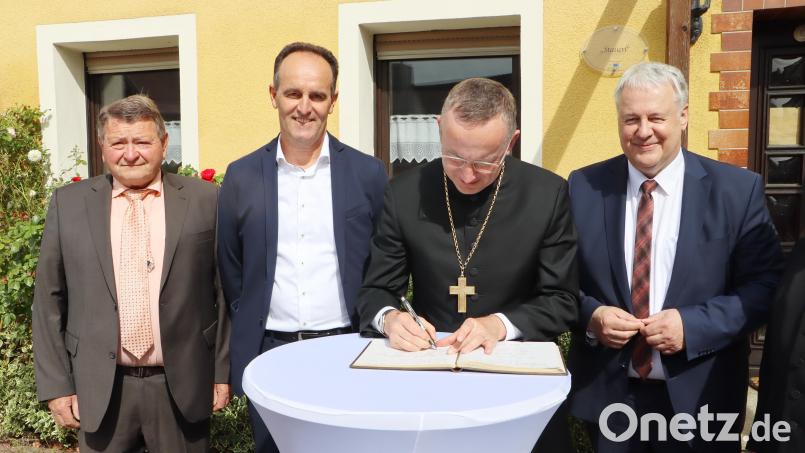 Landesbischof Christian Kopp trägt sich beim &quot;Stauerl&quot; (Familie Deyerl) ins Goldene Buch der Gemeinde Edelsfeld ein.
Von links: Karl Deyerl, Bürgermeister Hans-Jürgen Strehl, Landesbischof Christian Kopp, Landrat Richard Reisinger. Bild: gru