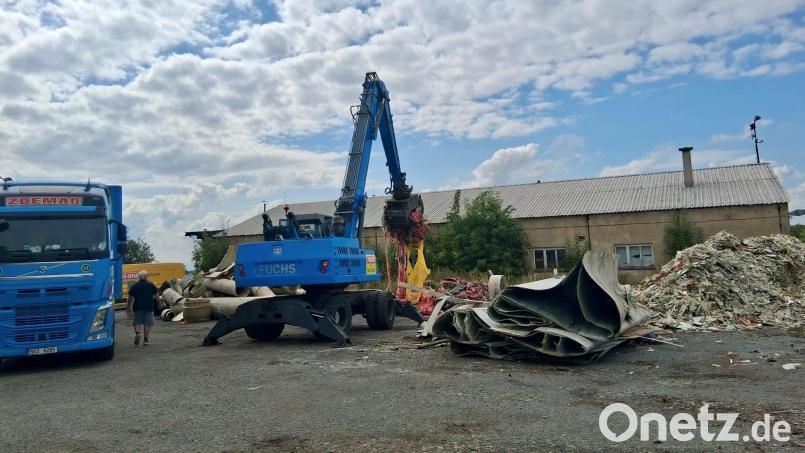 Am Montag hat der Rücktransport des illegal in Tschechien abgeladenen Mülls begonnen. Bis Ende nächster Woche sollen mehr als 300 Tonnen Abfall aus der tschechischen Gemeinde Jiříkov zurück nach Deutschland gebracht worden sein. Bild: Barbora Šišková