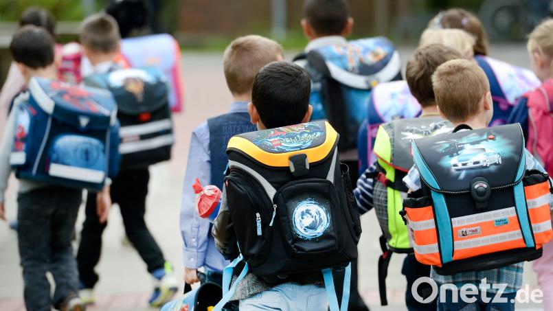 Die Grund- und Mittelschule Weiherhammer startet mit zwölf Klassen ins neue Schuljahr. Symbolbild:  Peter Steffen/dpa