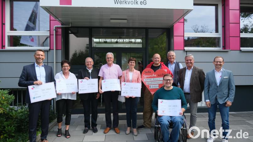 Bernhard Vahle, Margit Meier (FLIKA), Georg Fröhler (Hospizverein), Siegfried Pislor (Strohhalm), Gertrud Fischer (SkF Regensburg), Arno Birkenfelder (Regensburger Herzen), Bruno Lehmeier (Werkvolk), Steffen Schulze (Werkvolk), Wolfgang Erb (Werkvolk) bei der Spendenübergabe.JPG Bild: gsp