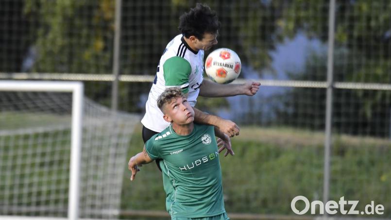 Voller Einsatz ist für Leon Brandl (vorne) von der DJK Gebenbach und seine Teamkollegen auch gegen Tabellennachbarn Coburg gefragt. Bild: Hubert Ziegler