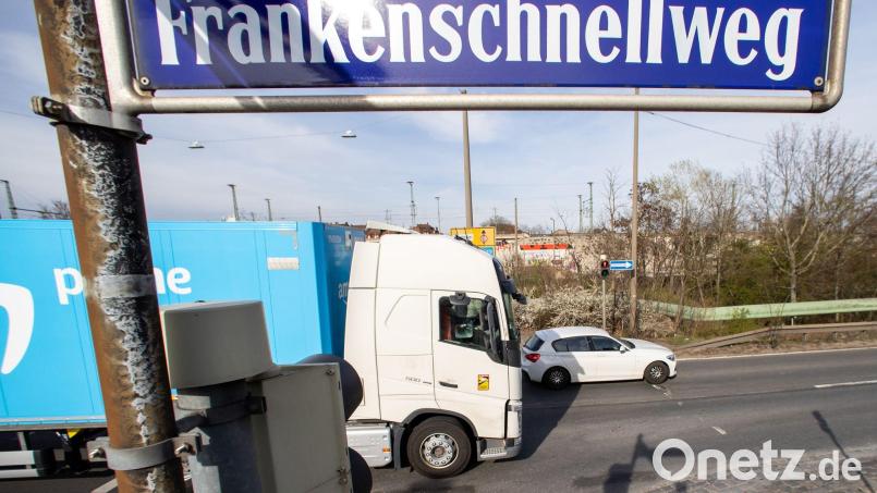 Beeinträchtigungen im Zug- und Autoverkehr: Menschen in Nürnberg brauchen Geduld. (Symbolbild) Bild: Daniel Karmann/dpa
