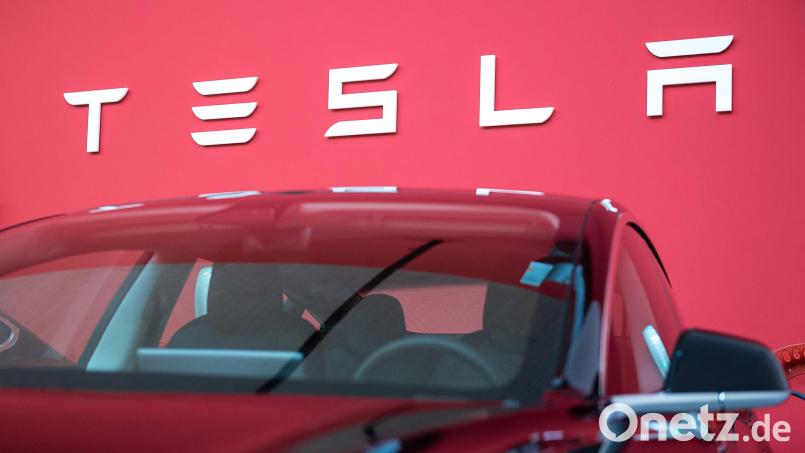 In Schwandorf wird der Schlüssel eines Teslas gefunden. Symbolbild: Silas Stein/dpa
