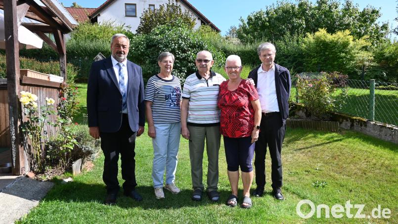 Anita (Zweite von rechts) und Rainer (Mitte) Sollfrank feiern Goldene Hochzeit. Es gratulierten auch Ingrid Troidl, Pfarrer Norbert Götz (rechts) und Bürgermeister Josef Beimler. Bild: Yves Gerth