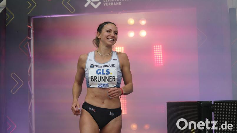 Bei der Begrüßung auf der deutschen Meisterschaft in Dresden hatte Mehrkämpferin Marion Brunner noch ein Lächeln im Gesicht. Aufgrund einer Verletzung musste sie den Wettkampf vorzeitig abbrechen. Bild: Theo Kiefner