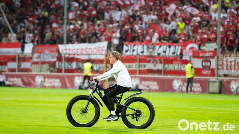 Radler auf Rasen: Ralf Rangnick. Bild: Georg Hochmuth/APA/dpa