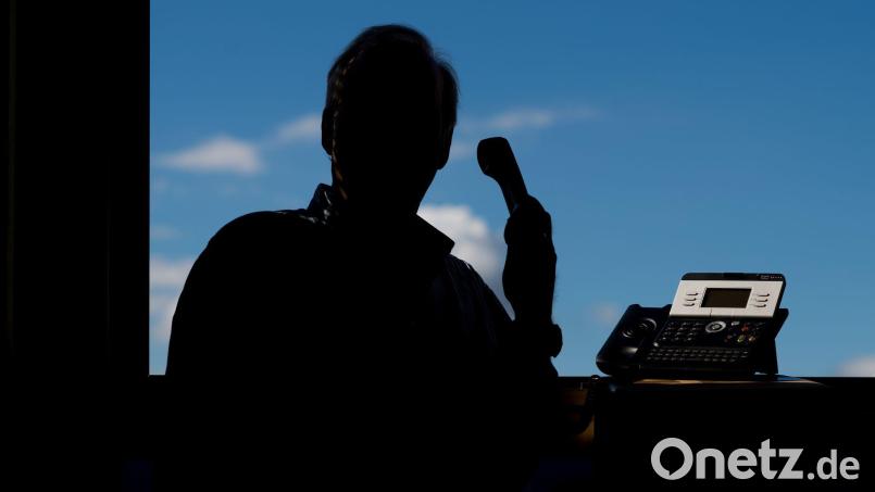 Die Polizei warnt vor Telefonbetrügern, die sich als Polizisten ausgeben. Symbolbild: Julian Stratenschulte/dpa