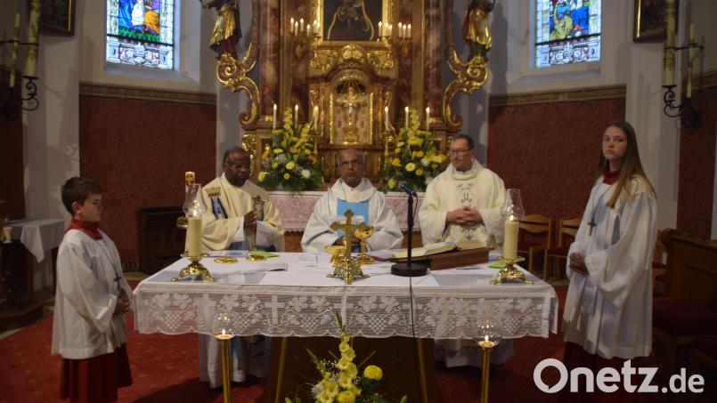 Beim Seniorengottesdienst bringt Pfarrer Joseph Madathiparamoil (Mitte) den Wallfahrern das Gleichnis von der Hochzeit zu Kana näher. Mit ihm konzelebrieren Pfarrer Moses Gudapati (links) und Pfarrvikar Christian Preitschaft (rechts) Bild: swo