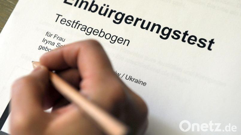 Erfolgreich absolvierte Sprachtests werden nicht nur für die Einbürgerung verlangt, sondern in vielen Fällen auch für den Familiennachzug. (Symbolbild) Bild: Uli Deck/dpa