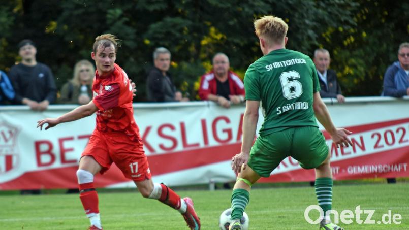 Der TSV Waldershof (links Luca Quol, im Spiel gegen den SV Mitterteich) verlor am Mittwoch das Nachholspiel gegen die SpVgg Oberkotzau unglücklich mit 0:1. Archivbild: Gebert