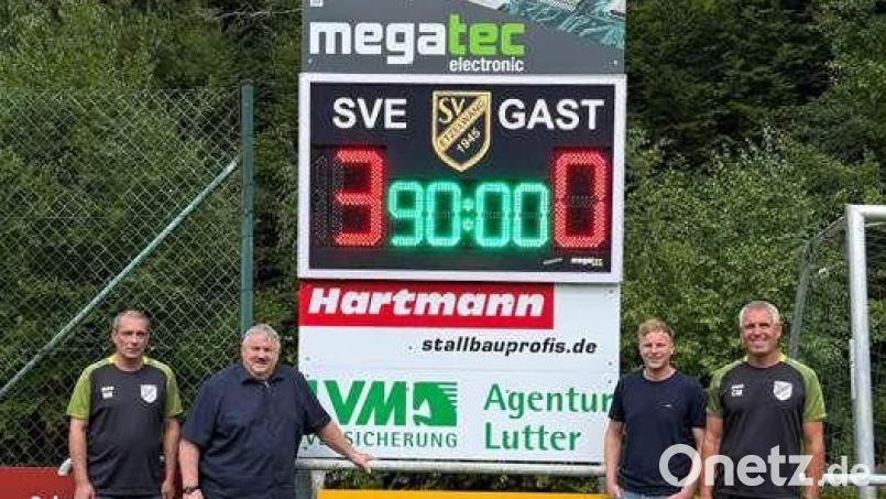 Der SV Etzelwang feiert 80-jähriges Jubiläum und nimmt seine neue Anzeigetafel in Betrieb. Bild: Manuel Weber