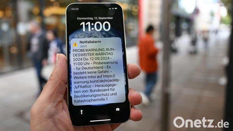 Die Handys klingeln unter Umständen auch, wenn sie auf stumm geschaltet sind (Archivbild). Bild: Bernd Weißbrod/dpa