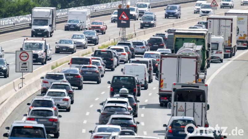 Zum Abschluss der Sommerferien erwartet der ADAC wieder volle Straßen. (Archivbild) Bild: Pia Bayer/dpa