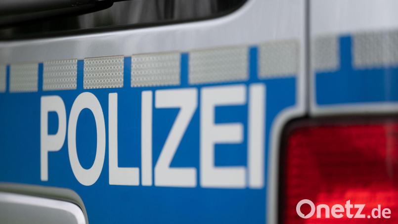 Kettenreaktion nach Niesanfall: Drei Fahrzeuge werden bei dem Unfall zerstört. (Symbolbild) Bild: Marijan Murat/dpa