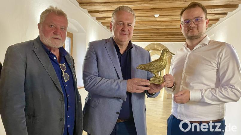 Landrat Richard Reisinger überreichte im Landratsamt an den Vorsitzenden des EJPO, Timo Häusler, und Ehrenvorsitzenden Hartmut Schendzielorz die Friedenstaube. Er nahm sich auch die Zeit für ein ausführliches Gespräch Bild: Gerhard Krones