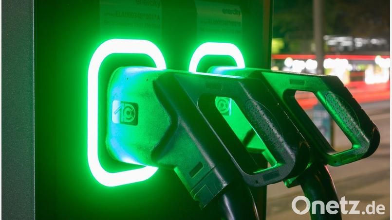 An der A6 bei Schmidgaden ist ein neuer Schnellladepark eröffnet. Symbolbild: Julian Stratenschulte/dpa