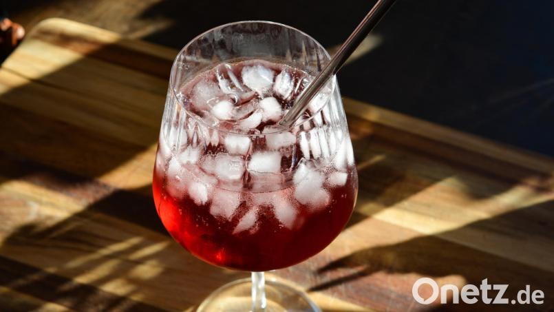 Eine echte Schlafmütze: Mit Sauerkirschen und Limetten-Magnesium ist der Sleepy-Girl-Mocktail nicht nur lecker, sondern kann auch beim Einschlafen helfen. Bild: knz