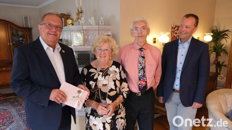 Zum 60. Hochzeitstag gratulierten Zweiter Bürgermeister Martin Preuß (links) und Stadtpfarrer Thomas Helm (rechts) den beiden Jubilaren Elisabeth und Johann Bergmann. Bild: usc