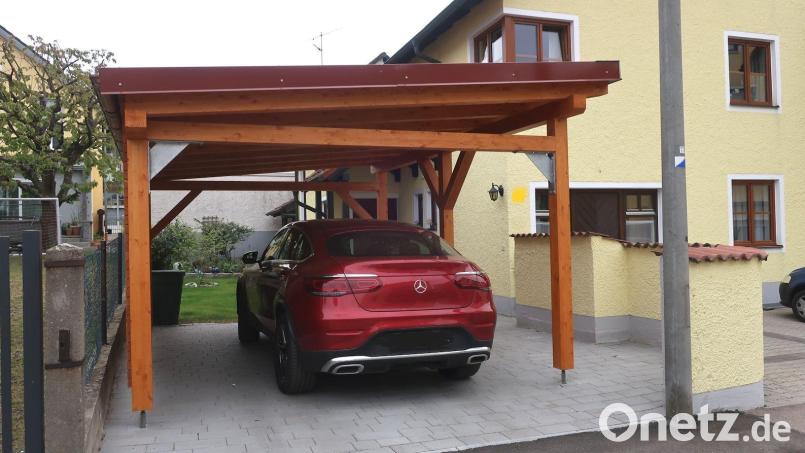 Die Gemeinde Stulln hat eine Stellplatzverordnung für Kraftfahrzeuge erlassen. Wer keinen Platz für sein Auto, wie hier auf diesem Bild, vorweisen kann, muss künftig zahlen. Bild: Hirsch