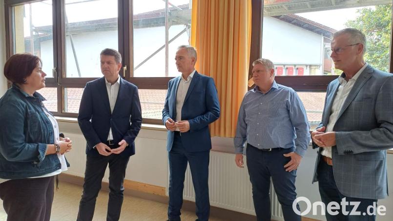 Auf Initiative von CSU-Orts- und Fraktionsvorsitzendem Martin Merkl (2. von rechts) ließ sich Innen-Staatssekretär Sandro Kirchner (2. von links) von Rektorin Birgit Härtl (links), Bürgermeister Hermann Falk (rechts) und MdL Harald Schwartz (Mitte) in dem Klassenzimmer, in dem vor Monaten ein Fenster herabstürzte, über den Sachstand der Schulhaussanierung informieren. Bild: u