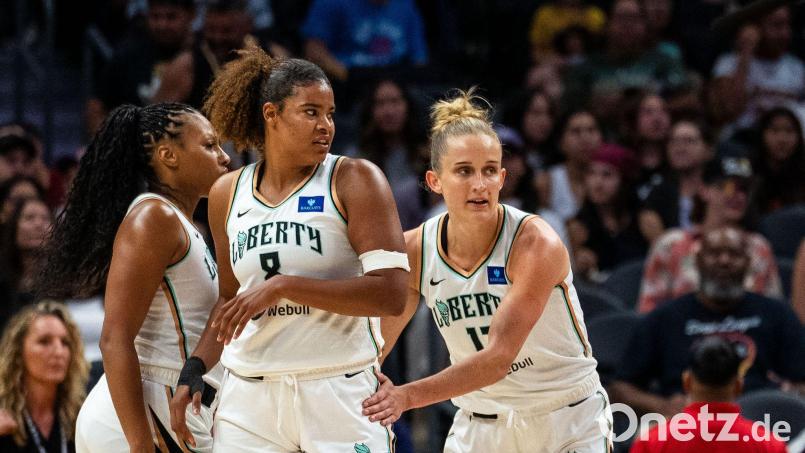 Nyara Sabally (Mitte) ist zurück auf dem Platz und kann wieder gemeinsam mit Leonie Fiebich (rechts) spielen. (Archiv-Foto) Bild: Maximilian Haupt/dpa