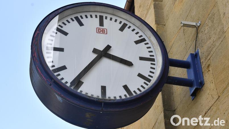 Die Uhren an deutschen Bahnhöfen – hier ein Archivbild vom Sulzbacher Bahnhof – haben alle den selben Stil. Eine ähnliche Uhr wird nun auch wieder für das Waldbad angeschafft. Archivbild: Petra Hartl