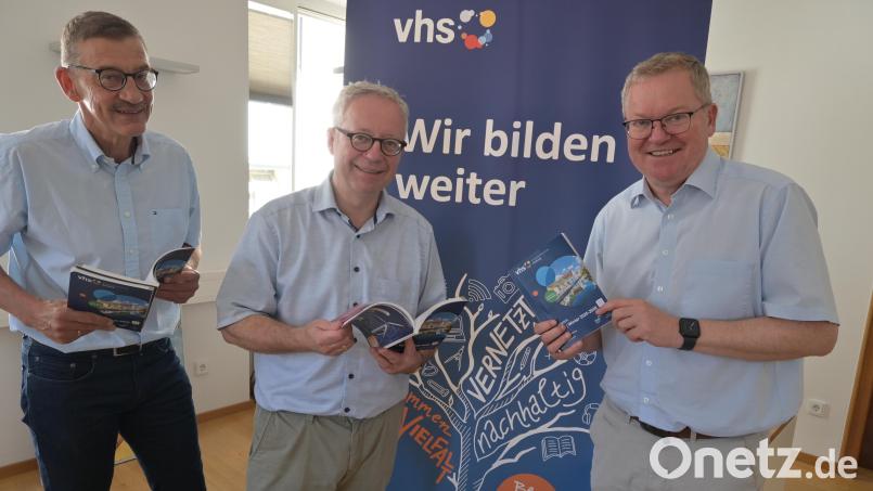 Von links: Kulturamtsleiter Reiner Volkert, Kulturreferent Dr. Fabian Kern und OB Michael Cerny bei der Vorstellung des neuen Programmheftes der Volkshochschule Amberg. Bild: Simon Hauck, Stadt Amberg