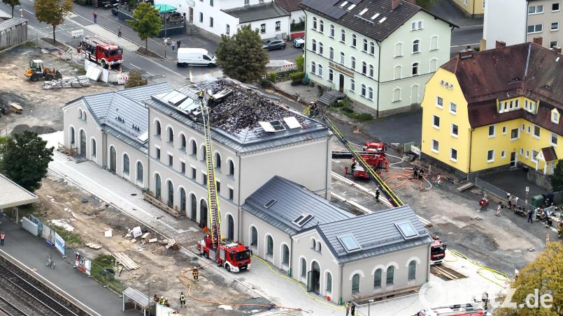 Die Löscharbeiten auf dem Dach des Bahnhofes in Wiesau waren nur Dank der Drehleitern möglich. Bild: Feuerwehr Wiesau/Nico Tretter/exb