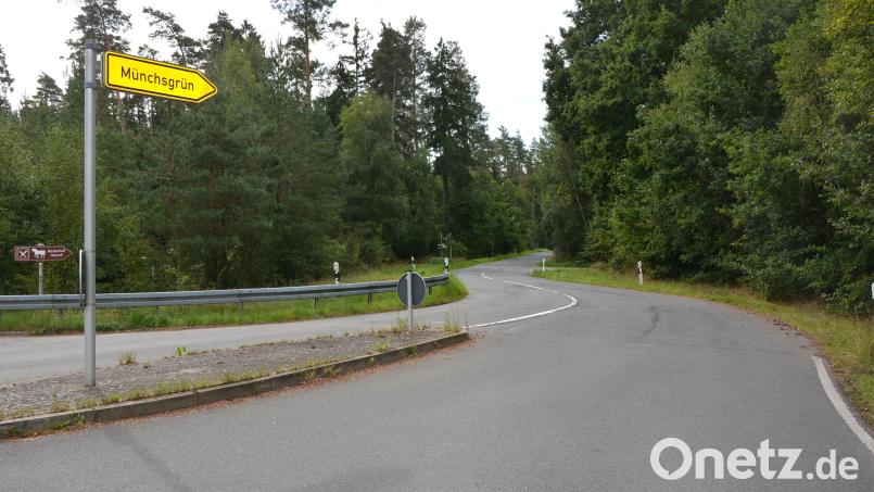 Die erlaubte Höchstgeschwindigkeit auf der Gemeindeverbindungsstraße von Themenreuth nach Münchsgrün wird von derzeit Tempo 100 auf Tempo 70 reduziert. Bild: jr