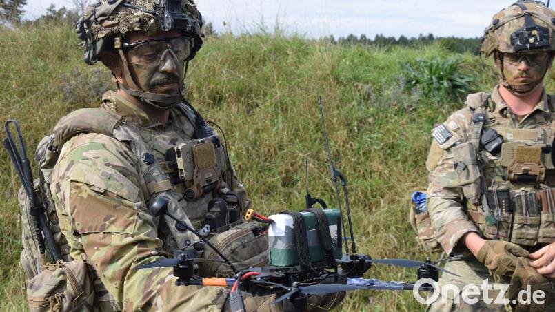 Die Soldaten der Strykerbrigade haben es in kürzester Zeit gelernt, sowohl mit Aufklärungs- als auch mit Kampfdrohnen umgehen zu können. Hier eine Drohne mit einem fiktivem Sprengsatz kurz vor dem Start in Mud-Hut-Village in der Nähe der ehemaligen Ortschaft Griffenwang. Bild: bö