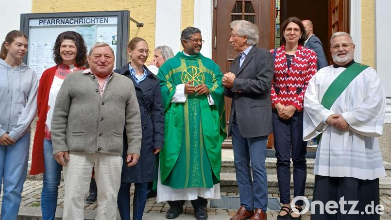 Nach dem ersten Gottesdienst mit dem neuen Pfarrer Jo Jovilla Kurian, genannt Pater Jo, in der Roggensteiner St.-Erhard-Kirche suchten viele Gläubige das Gespräch auf mit dem neuen Seelsorger. Auch Diakon Uli Wabra aus Oberviechtach (rechts) ist neu in der Pfarrei. Bild: Michaela Schuller/exb