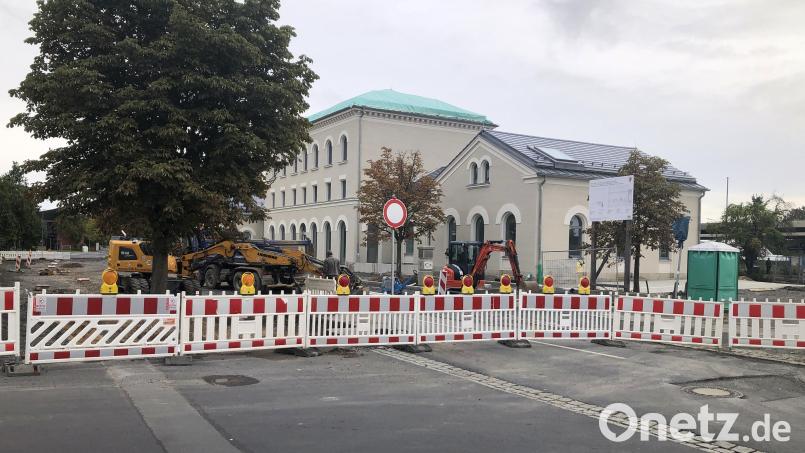 Der Bahnhofplatz in Wiesau ist trotz des Brandes am Dienstag weiter Baustelle. Die Arbeiten sind Teil der (momentan eingestellten) Revitalisierungsmaßnahme für den künftigen Kulturbahnhof. Bild: wro