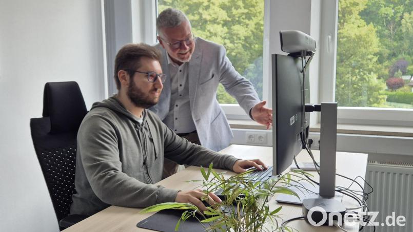 Michael Menkhoff (rechts) leitet die Niederlassung der Prismat GmbH in Windischeschenbach. Bei Mitarbeiter Dominik Tröger informiert er sich über den Stand eines laufenden Projekts. Bild: Lowak