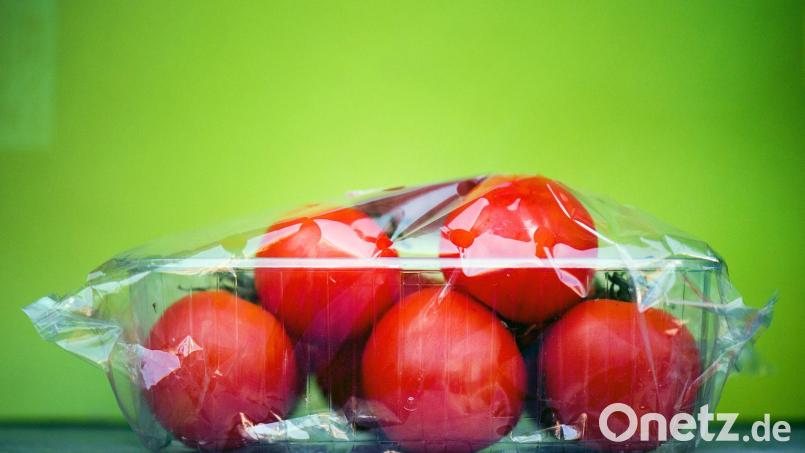 Trotz jahrelanger Nachhaltigkeitsdebatten wird Gemüse häufig noch in Plastikverpackungen verkauft. (Symbolbild) Bild: picture alliance / dpa